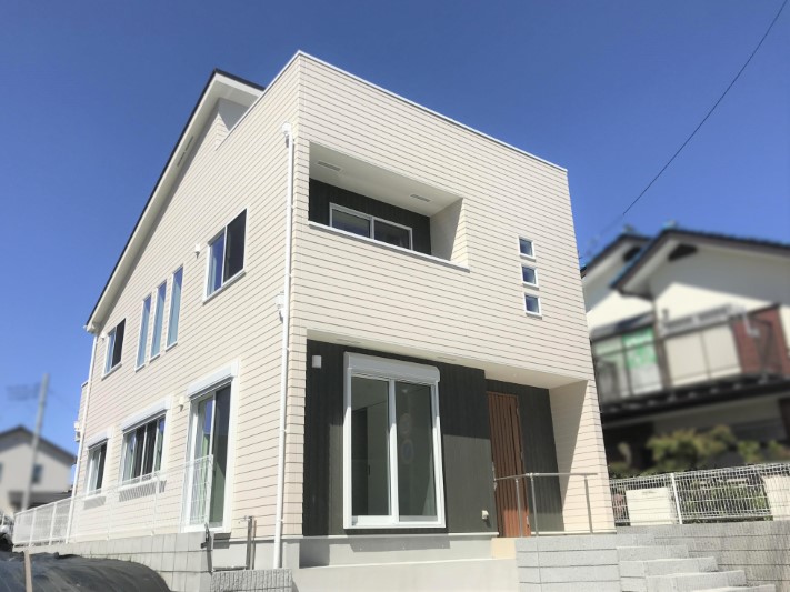 【建売住宅】白いサイディングのモダン住宅。内装はカフェスタイルに♪ 画像