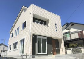 【建売住宅】白いサイディングのモダン住宅。内装はカフェスタイルに♪ アイキャッチ画像