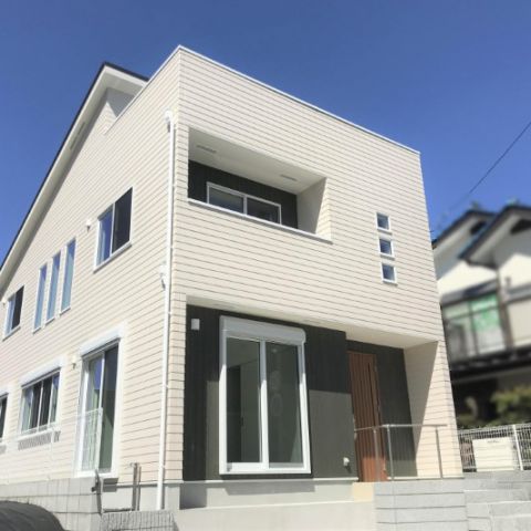 【建売住宅】白いサイディングのモダン住宅。内装はカフェスタイルに♪ アイキャッチ画像